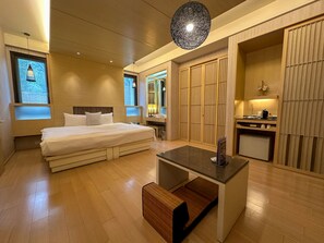 A modern hotel room with a large bed, a desk, and a walk-in closet. - Norway Forest Tamsui Motel (New Taipei City)