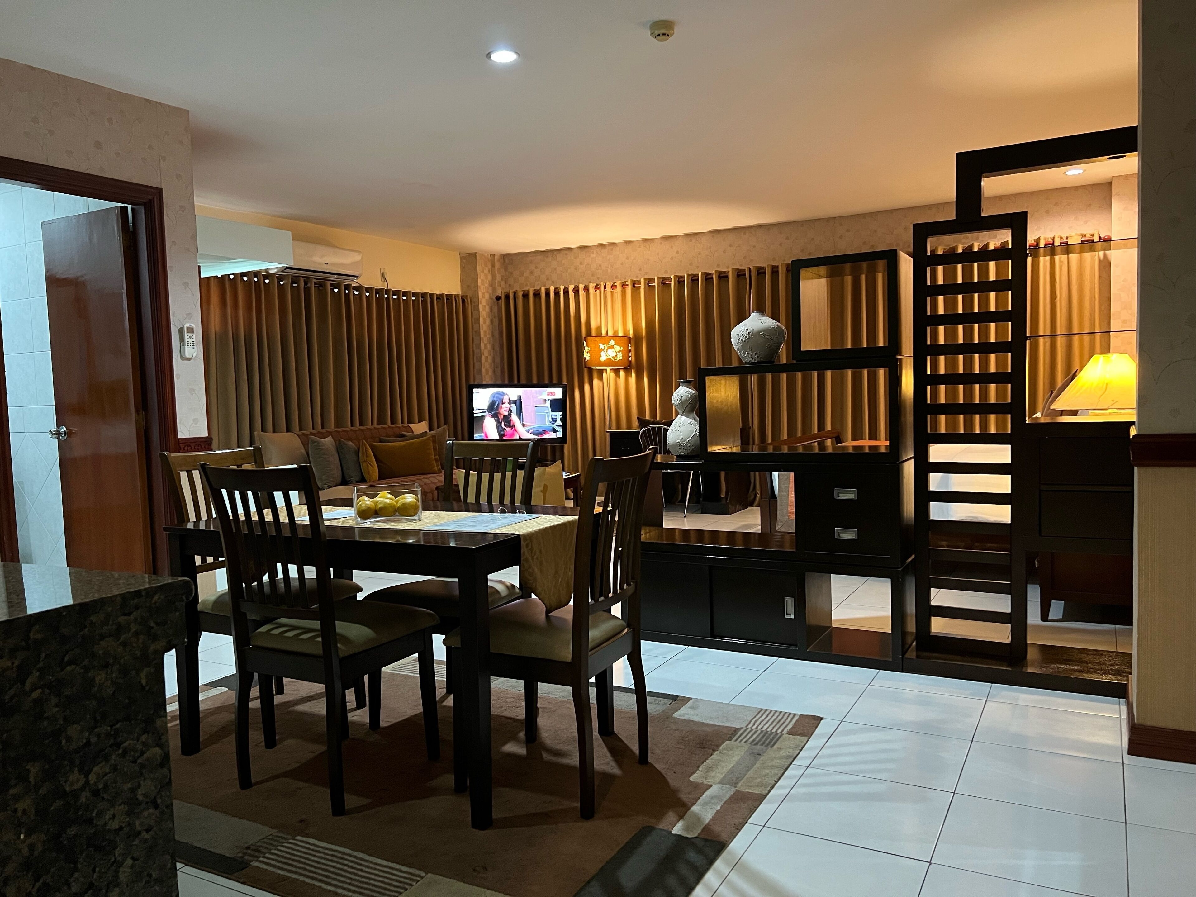 Suite (( A )) | In-room dining