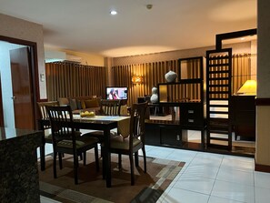 Suite (( A )) | In-room dining