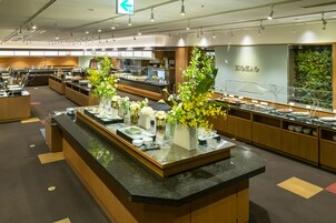 2 restaurants, breakfast served