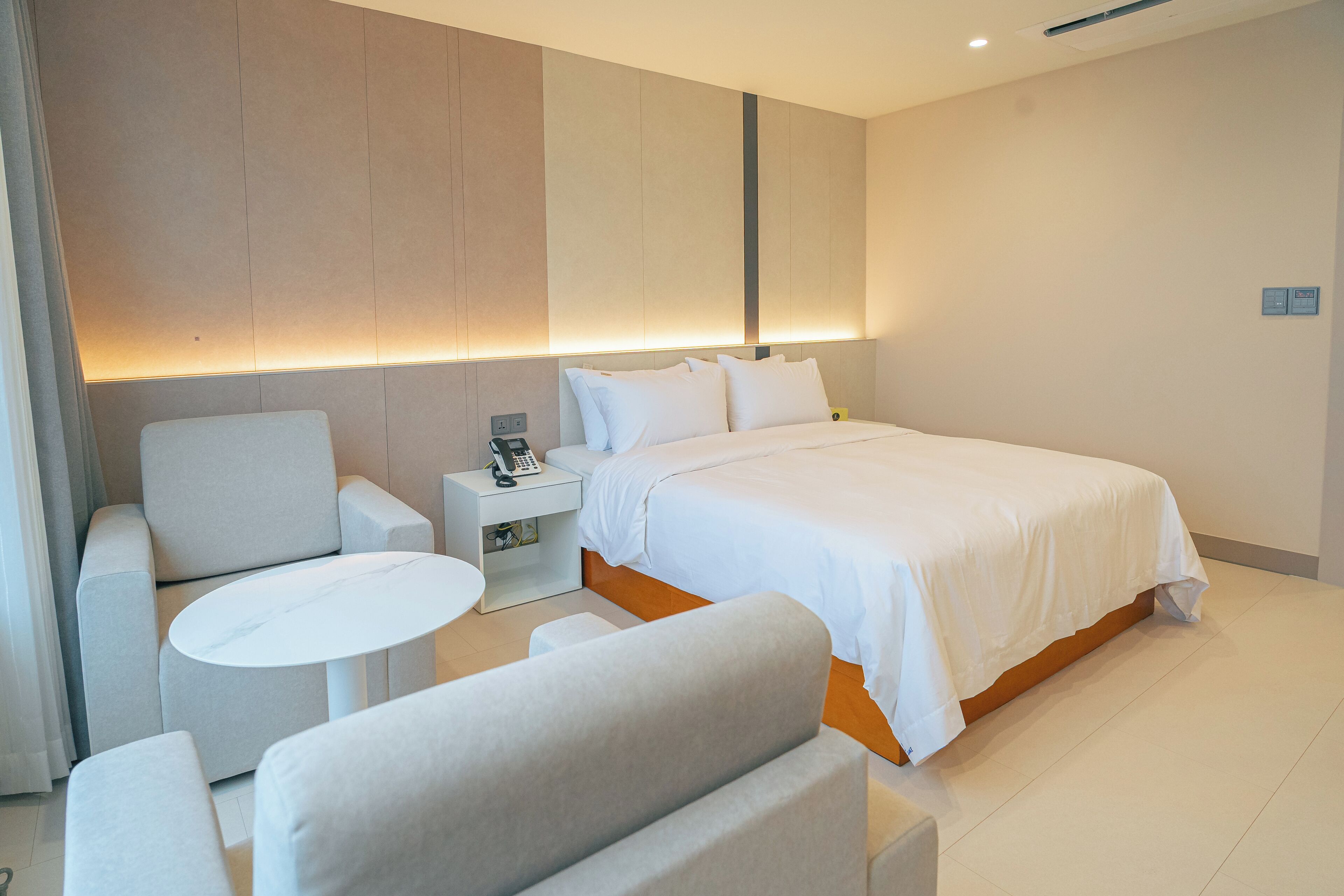 deluxe double room | in-room safe, soundproofing, iron/ironing board, free wifi