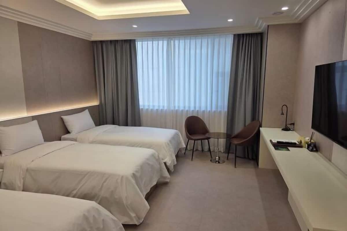 In-room safe, soundproofing, iron/ironing board, free WiFi