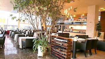 Melayani sarapan dan makan siang dengan sajian masakan internasional