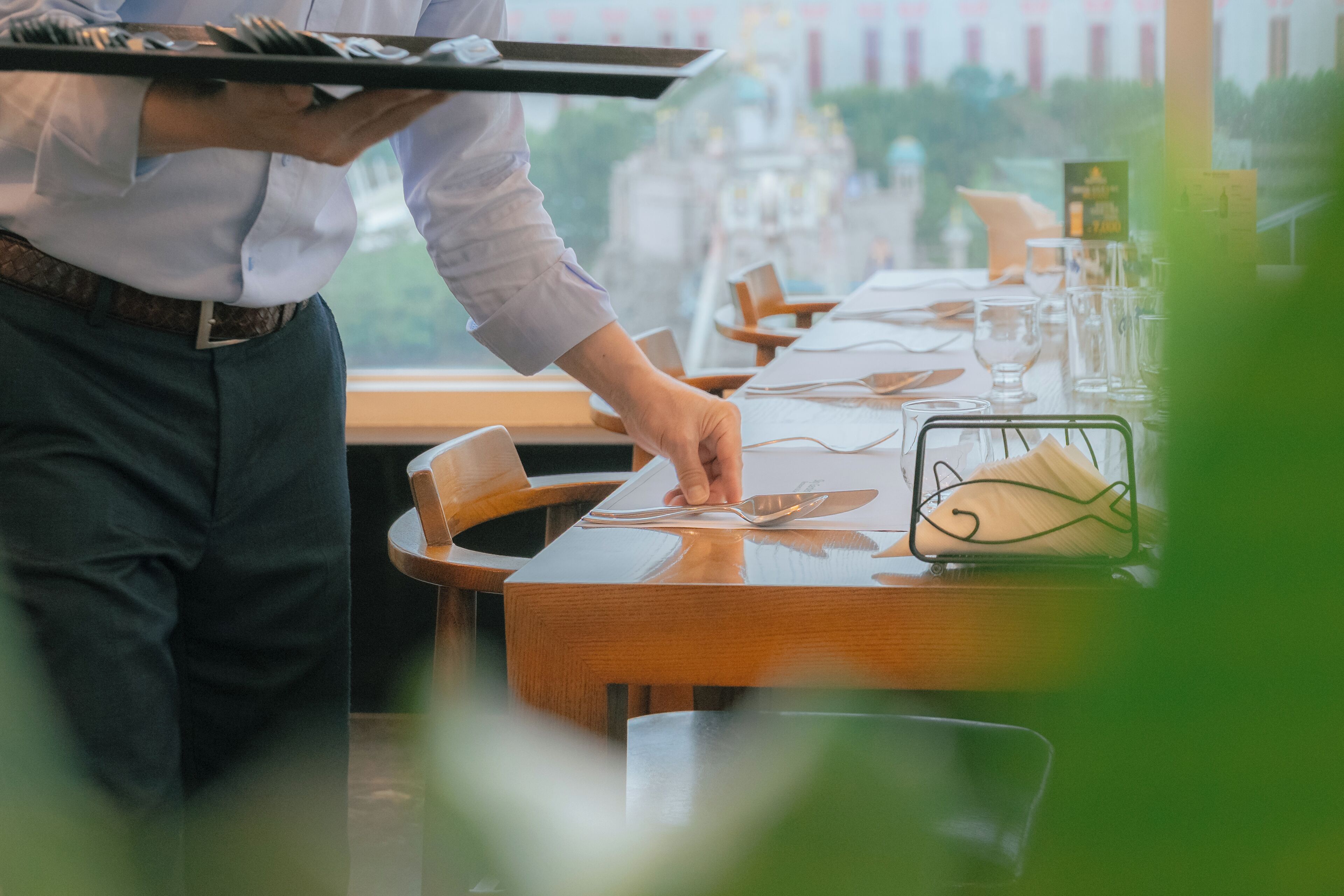 breakfast, lunch, dinner served; international cuisine