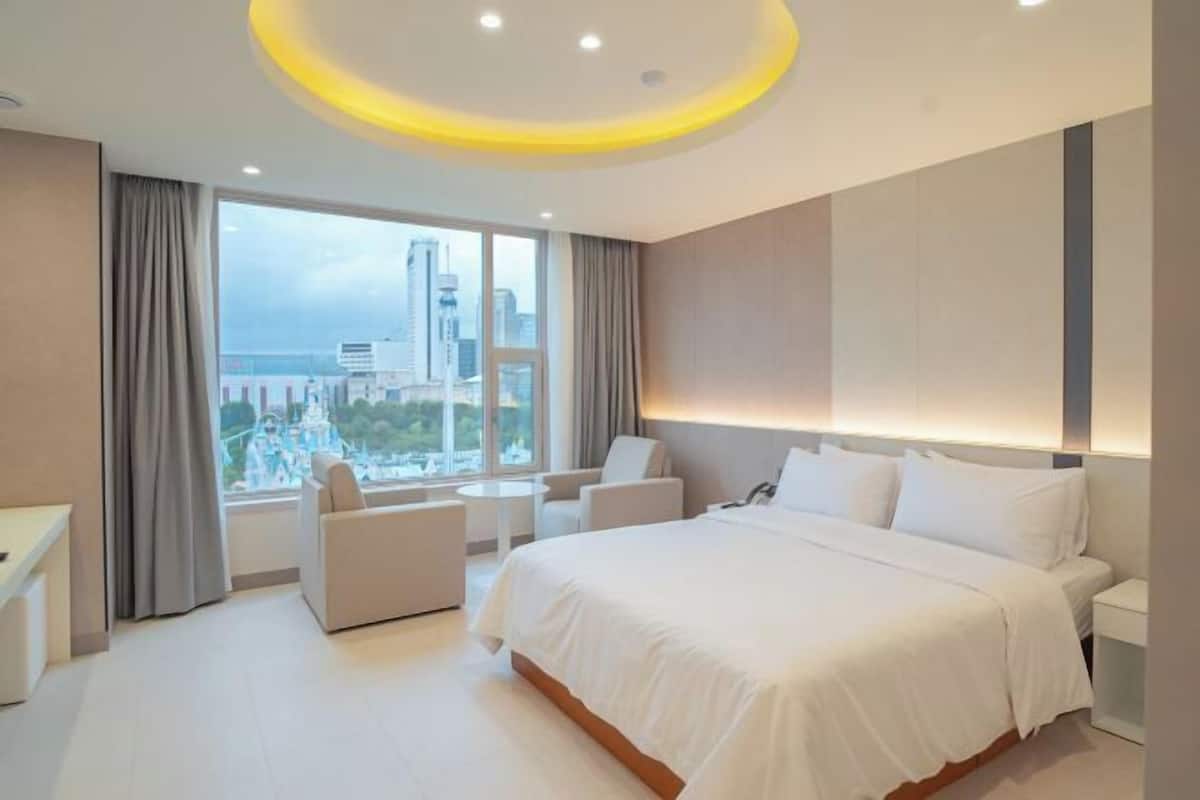 In-room safe, soundproofing, iron/ironing board, free WiFi