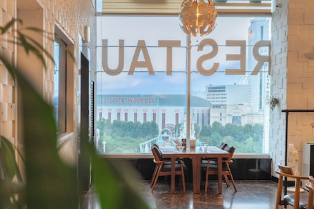 Breakfast, lunch, dinner served; international cuisine