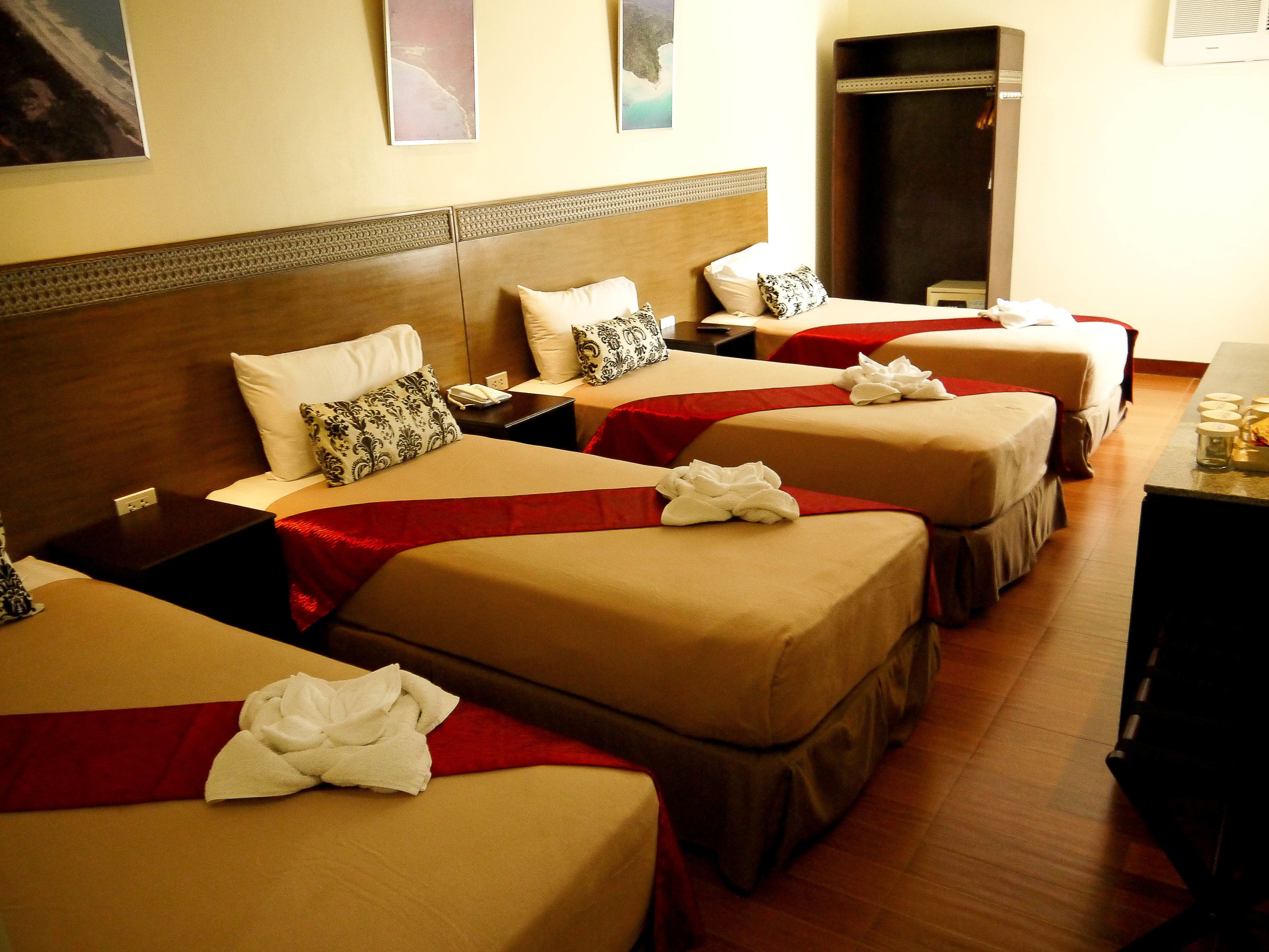 quadruple room, multiple beds | 1 bedroom, minibar, in-room safe, desk