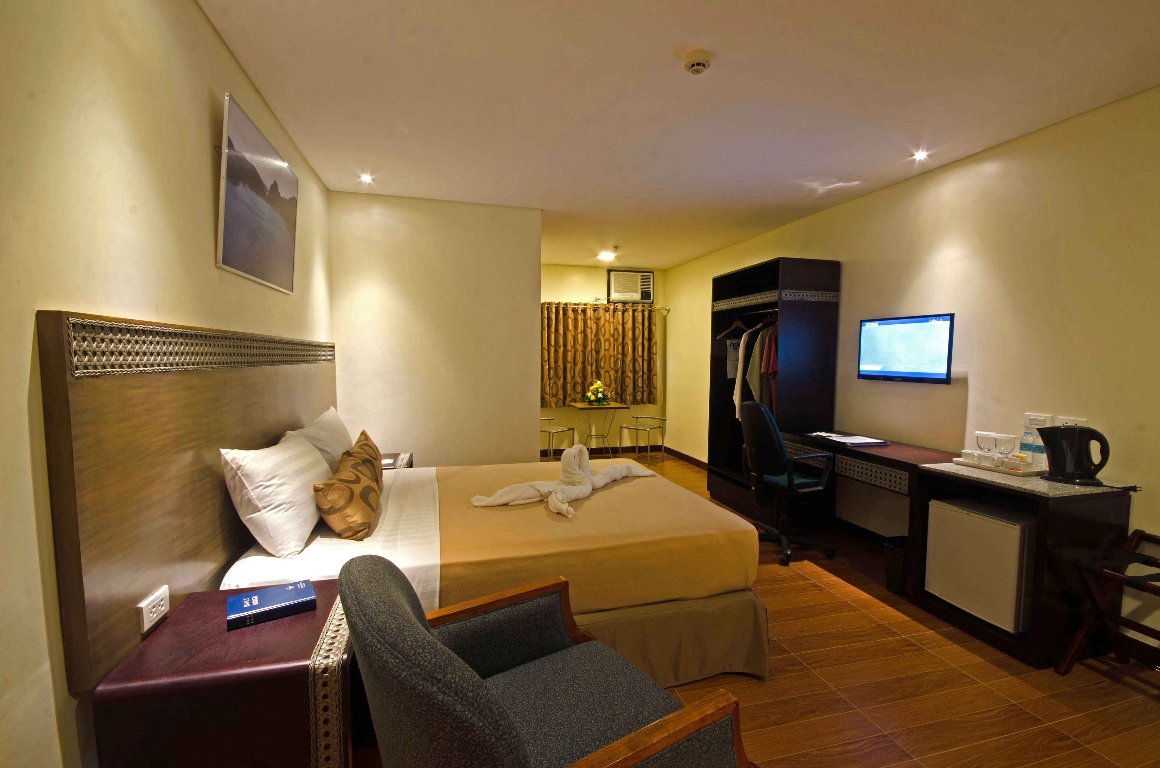 deluxe room, 1 queen bed | 1 bedroom, minibar, in-room safe, desk