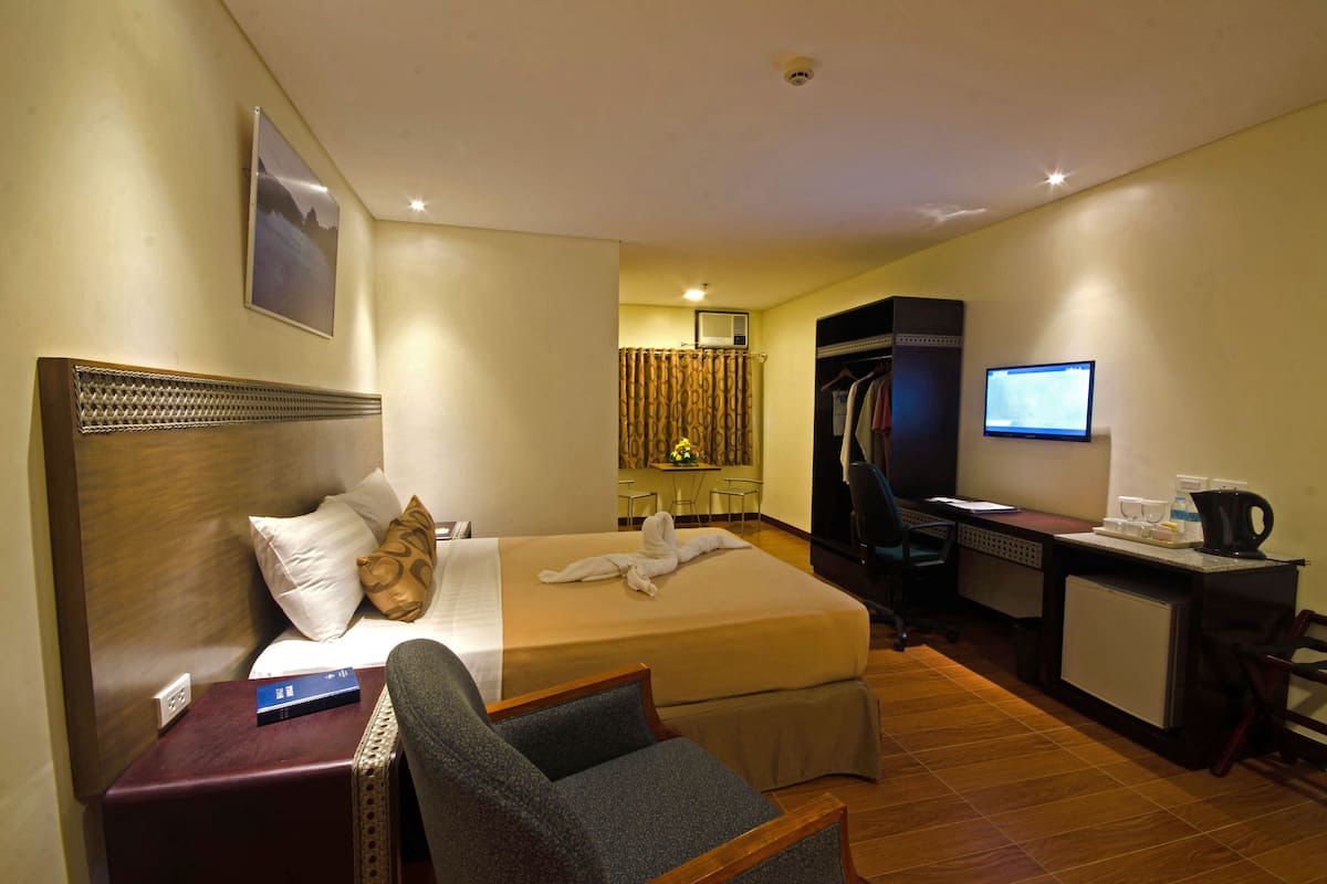 deluxe room, 1 queen bed | 1 bedroom, minibar, in-room safe, desk