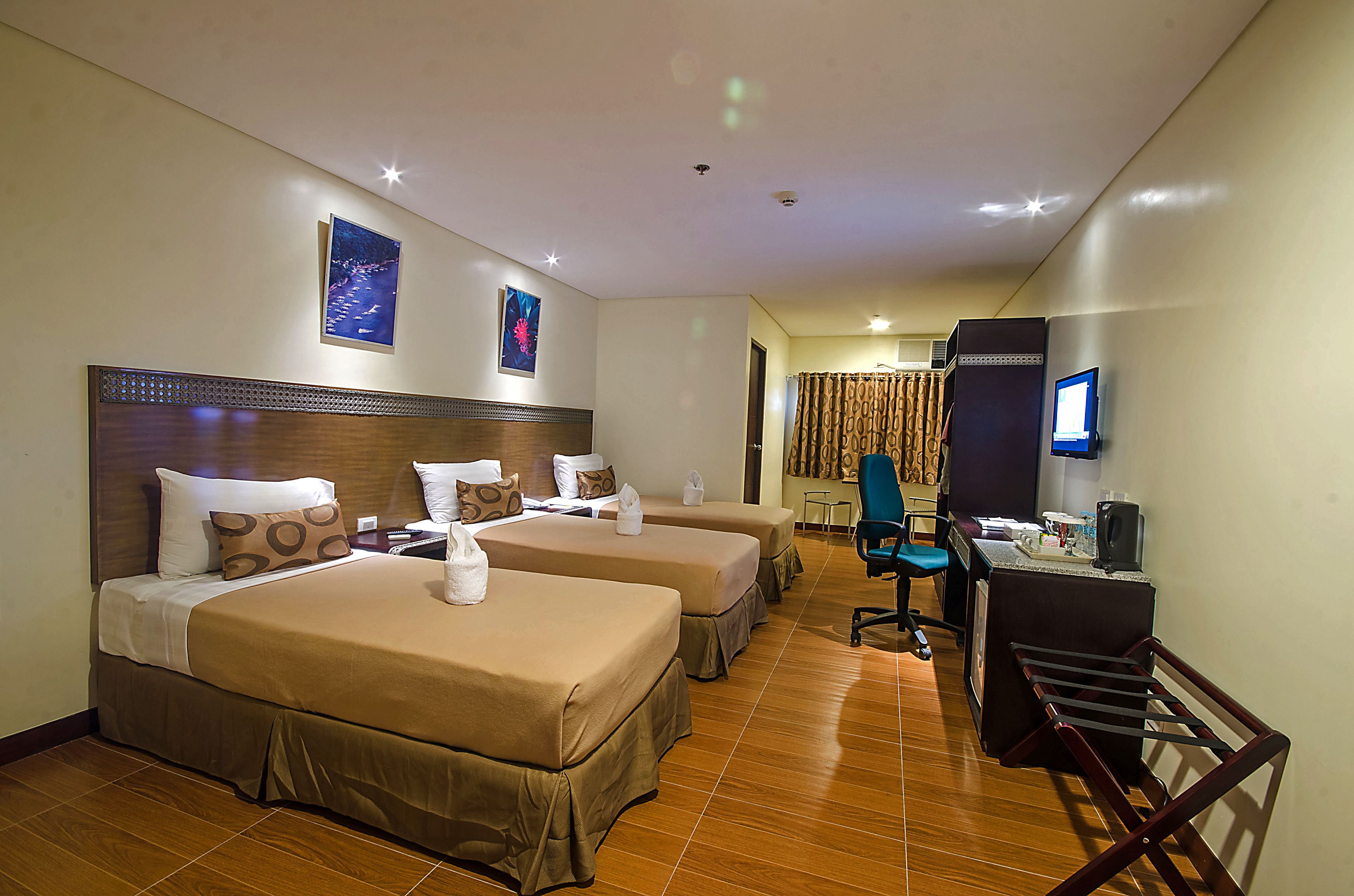 triple room, 3 single beds | 1 bedroom, minibar, in-room safe, desk