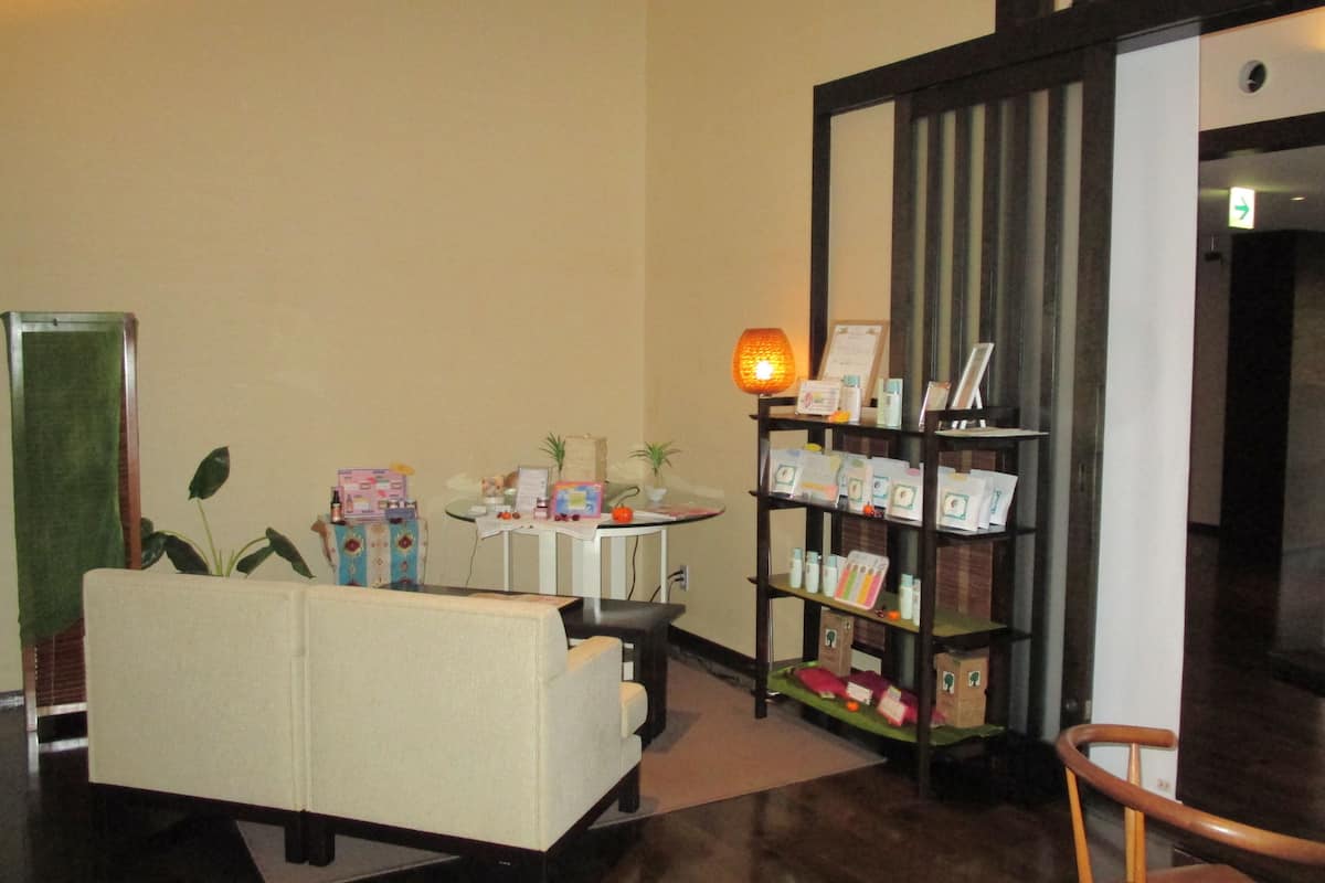 sauna, steam room, 3 treatment rooms, massages