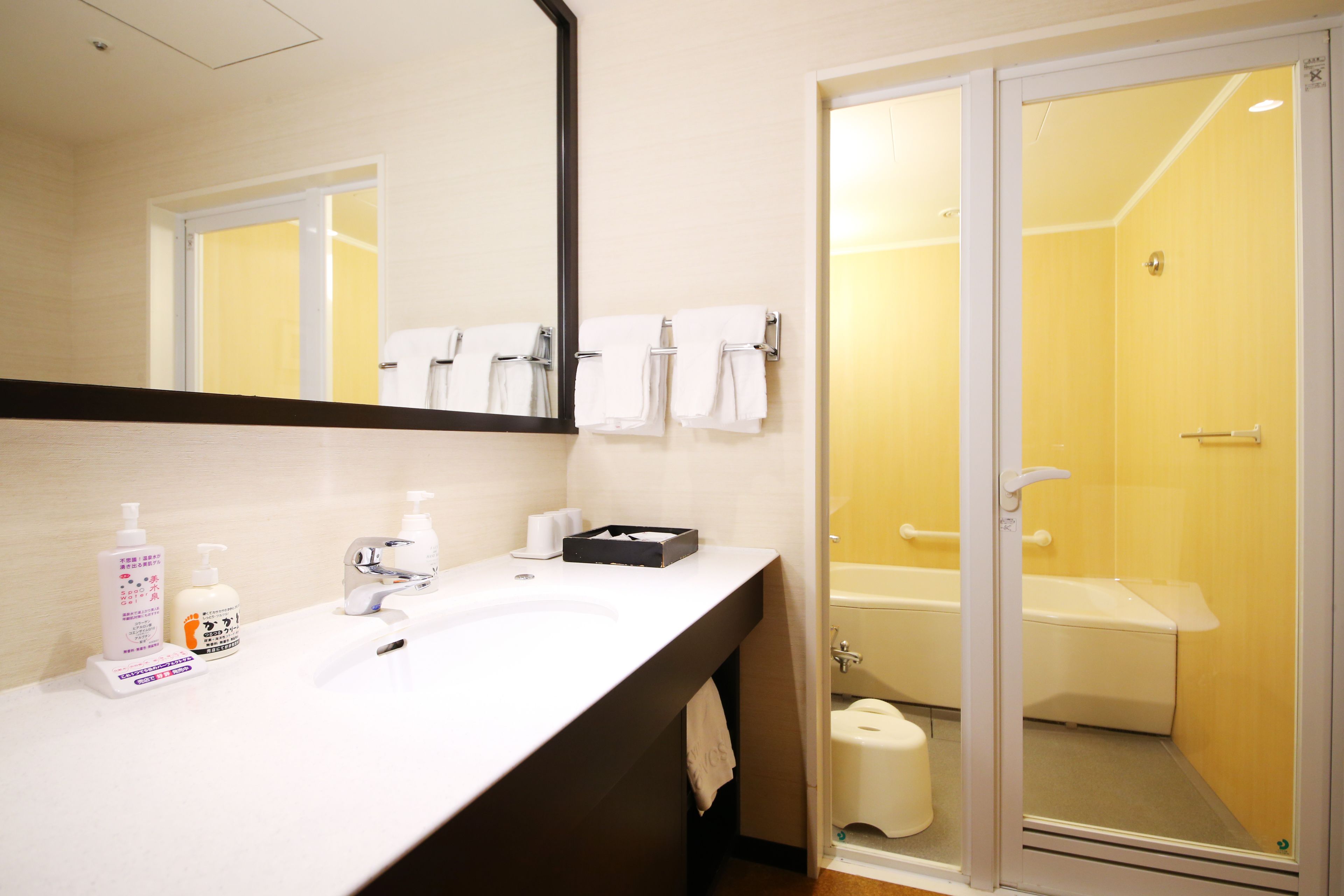 combined shower/bathtub, deep-soaking bathtub, free toiletries