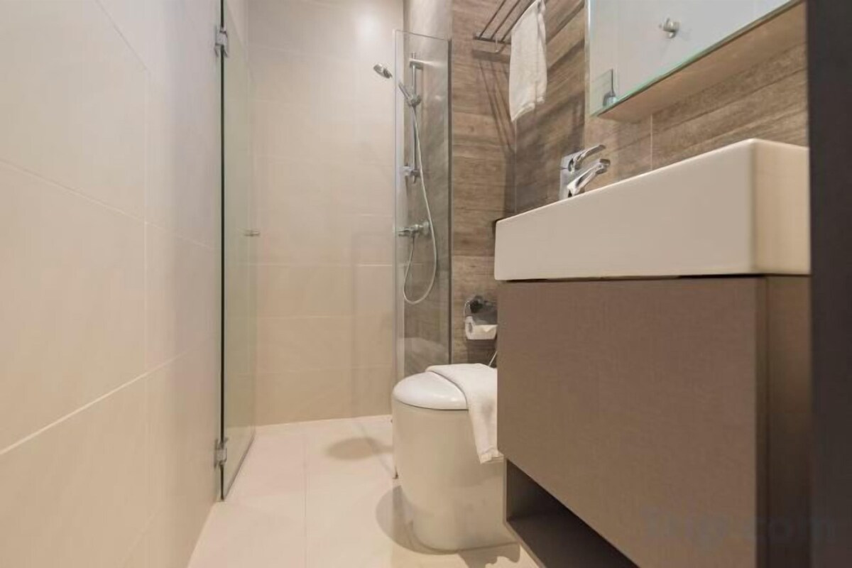 Regadera, amenidades de baño gratuitas, secadora de cabello, batas