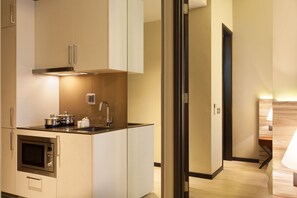 Refrigerador, microondas, placa de cocina, lavavajillas