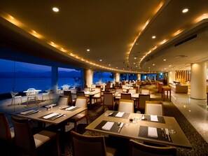 2 restaurantes, café da manhã, culinária japonesa