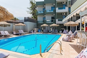 Outdoor pool - Sunshine Hotel (Malia)