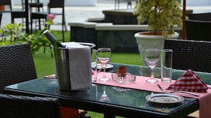 Outdoor dining - The Old School Self Catering (Praslin Island)