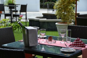 Outdoor dining - The Old School Self Catering (Praslin Island)