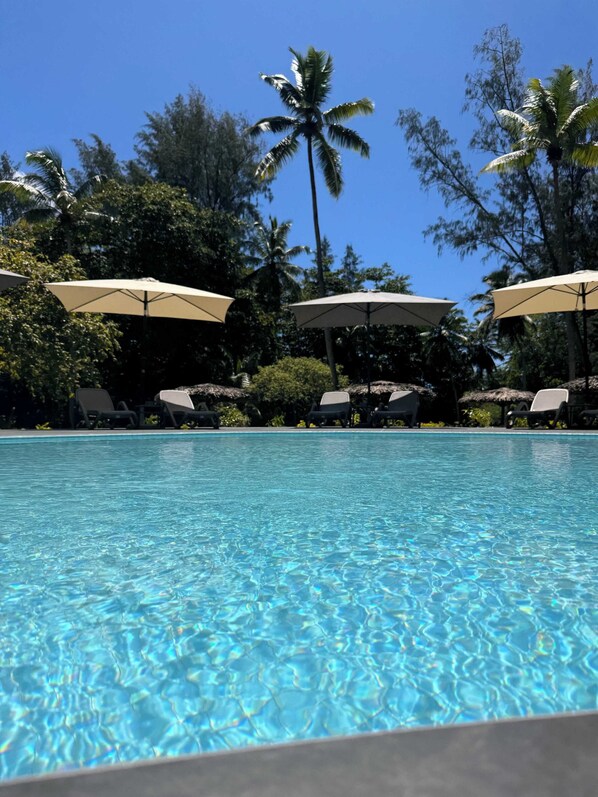 Piscine extérieure, parasols, chaises longues