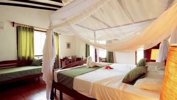 Minibar, Zimmersafe, Schreibtisch, Zustellbetten