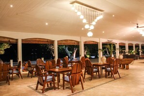 Serveert ontbijt, lunch, diner, internationale gerechten 