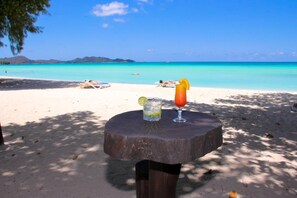 On the beach, white sand - Hotel Cote d'Or Lodge (Praslin Island)