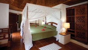 Minibar, in-room safe, desk, rollaway beds - Hotel Cote d'Or Lodge (Praslin Island)