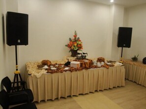 Breakfast, lunch and dinner served - Top Hotel Manado (Manado)