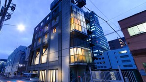 Un immeuble à plusieurs étages doté d’une architecture moderne, avec de grandes fenêtres et des balcons.