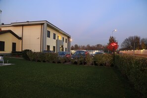 Front of property – evening/night - Groane Hotel Residence (Cesano Maderno)