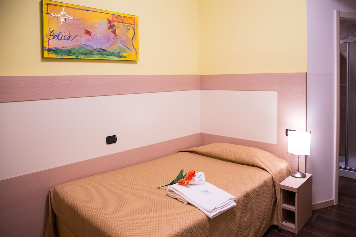 Doppelzimmer zur Einzelnutzung | Daunenbettdecken, Minibar, Zimmersafe, Verdunkelungsvorhänge