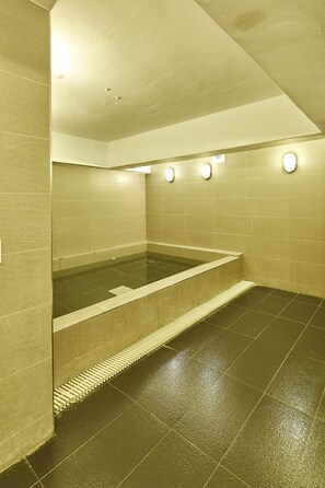 Eenpersoonskamer, alleen voor vrouwen | Badkamer | Een douche, een regendouche, een haardroger, pantoffels