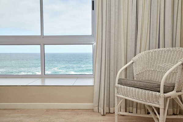 Caja de seguridad en la habitación, escritorio y cortinas blackout
