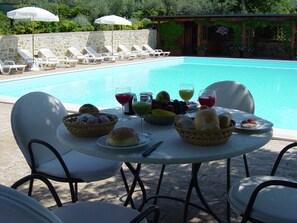 Outdoor pool, pool loungers - Agriturismo Le Colombe (Assisi)