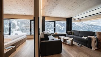 Suite, Terrasse | Wohnbereich | Flachbildfernseher