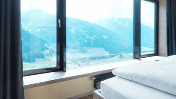 Suite, Terrasse | Hochwertige Bettwaren, Zimmersafe, Schreibtisch, kostenloses WLAN