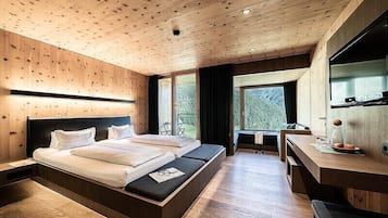 Junior-Doppelzimmer, Balkon | Wohnbereich | Flachbildfernseher