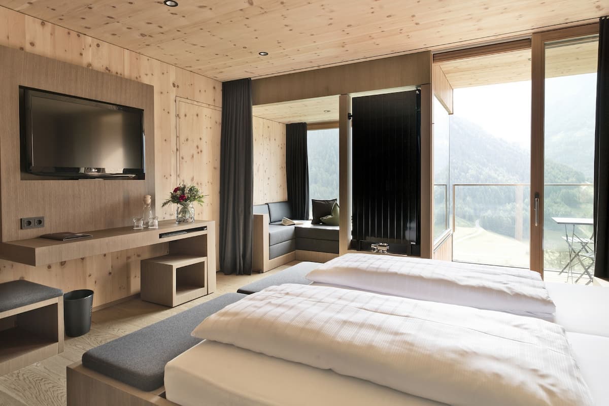 classic double room, 1 bedroom, balcony | premium bedding, in-room safe, desk, free wifi