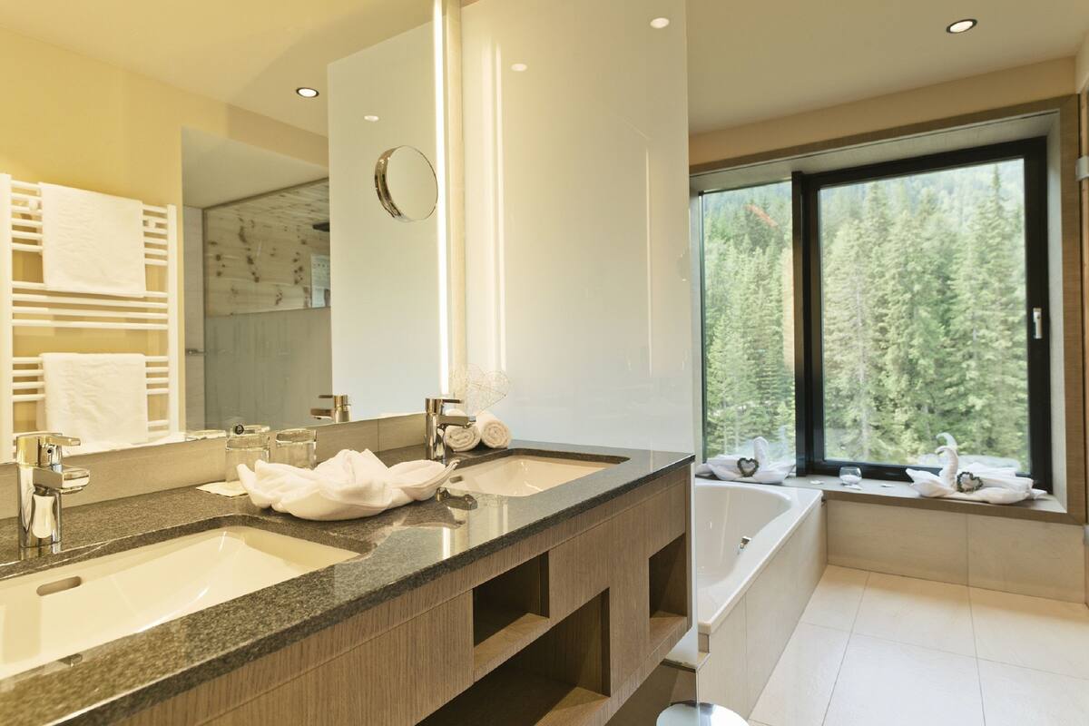 suite, terrace | bathroom | free toiletries, hair dryer, bathrobes, slippers