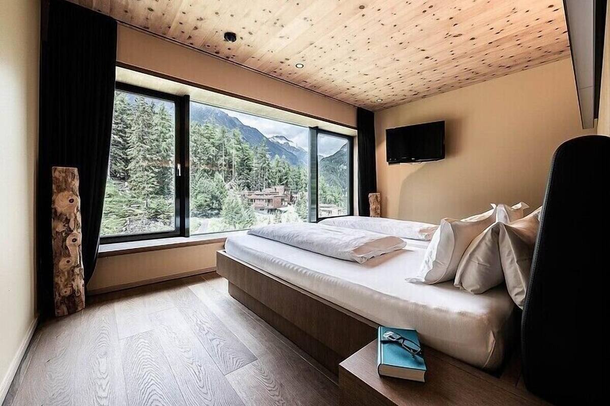 suite, terrace | living area | flat-screen tv