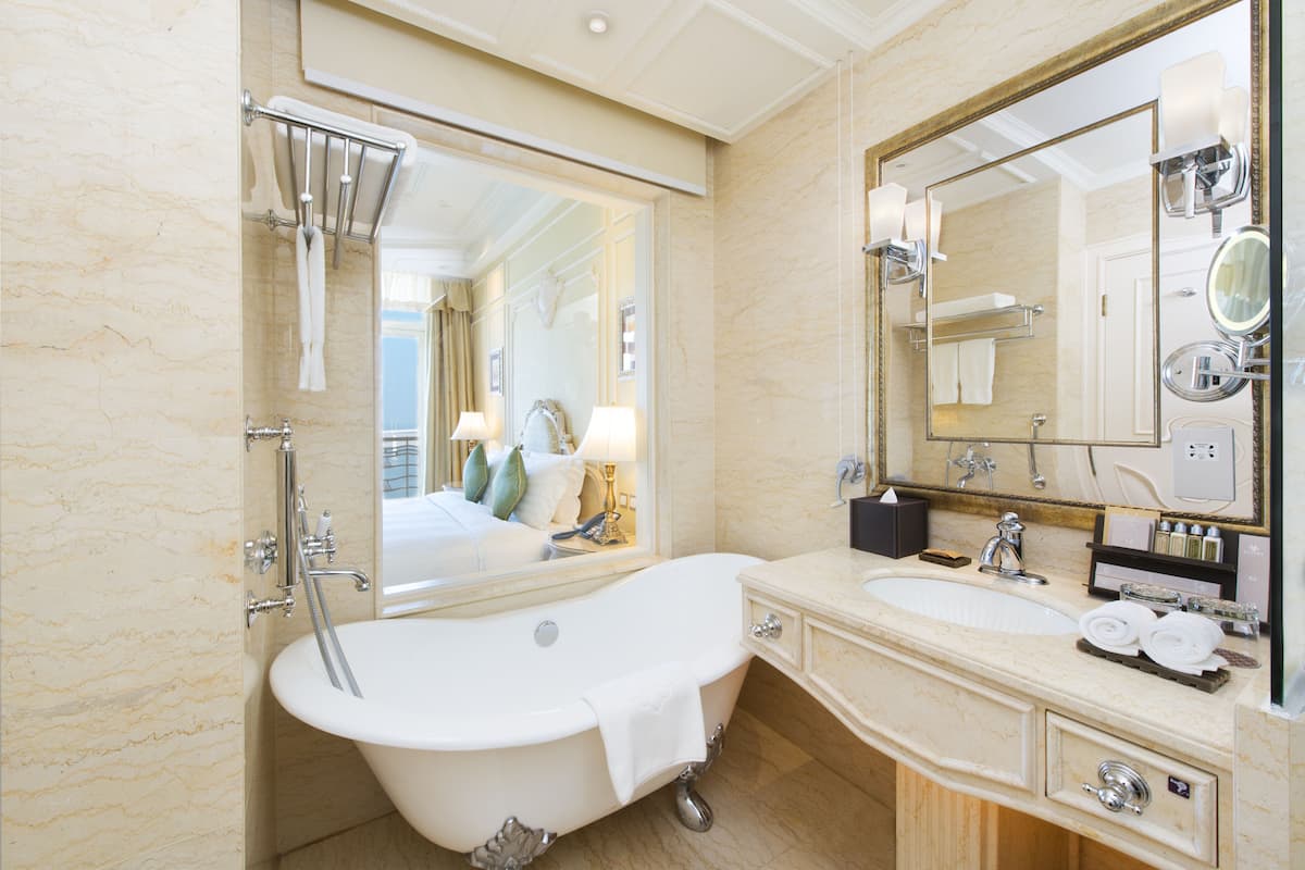 separate bathtub and shower, rainfall showerhead