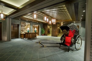 供应早餐、午餐和晚餐，国际美食