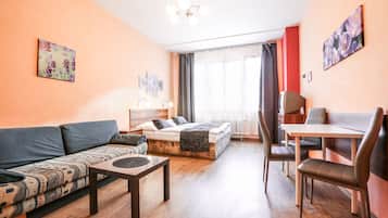 Apartment, 3 Bedrooms | Desk, laptop workspace, blackout drapes, free WiFi