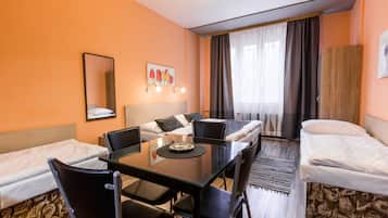 Habitación cuádruple clásica, cocina básica | Escritorio, espacio para trabajar con un portátil, cortinas opacas