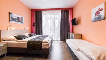 Estudio estándar, balcón | Escritorio, espacio para trabajar con laptop y cortinas blackout