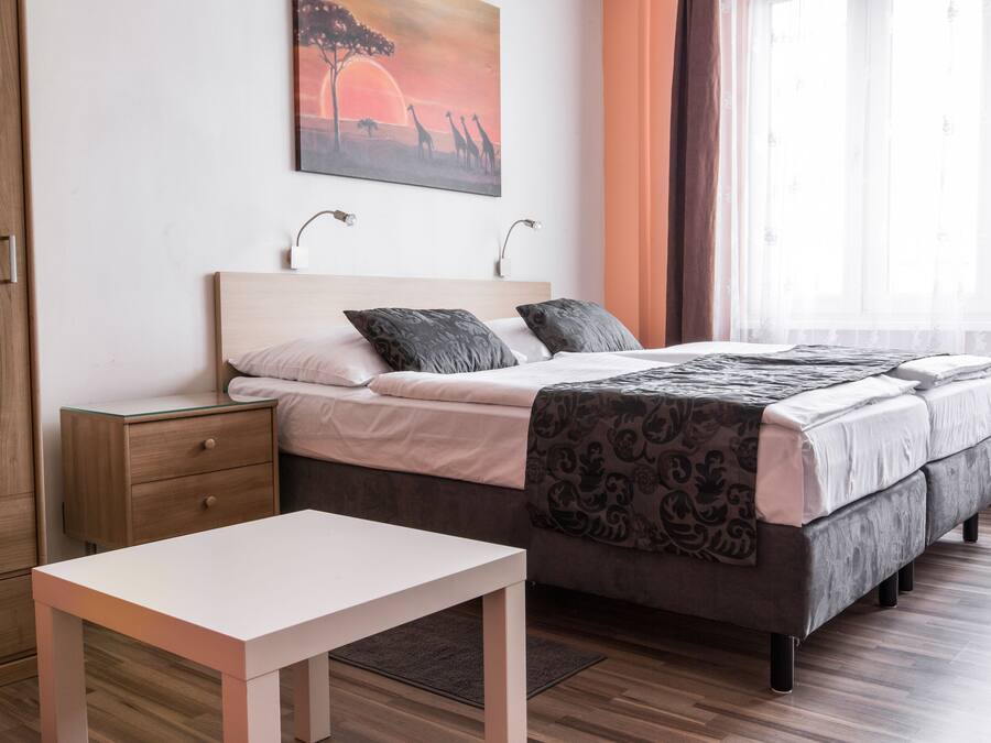 Escritorio, espacio para trabajar con laptop y cortinas blackout