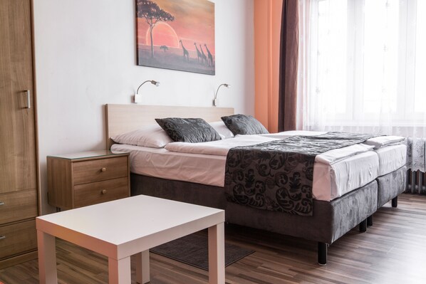 Bureau, espace de travail pour ordinateur portable, rideaux occultants