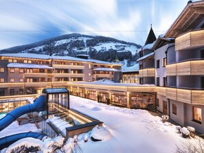 Un hôtel à étages, doté d’espaces extérieurs aménagés et d’une piste de ski.