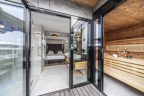 Suite junior, 2 habitaciones, sauna | Ropa de cama de alta calidad, caja fuerte, escritorio y wifi gratis