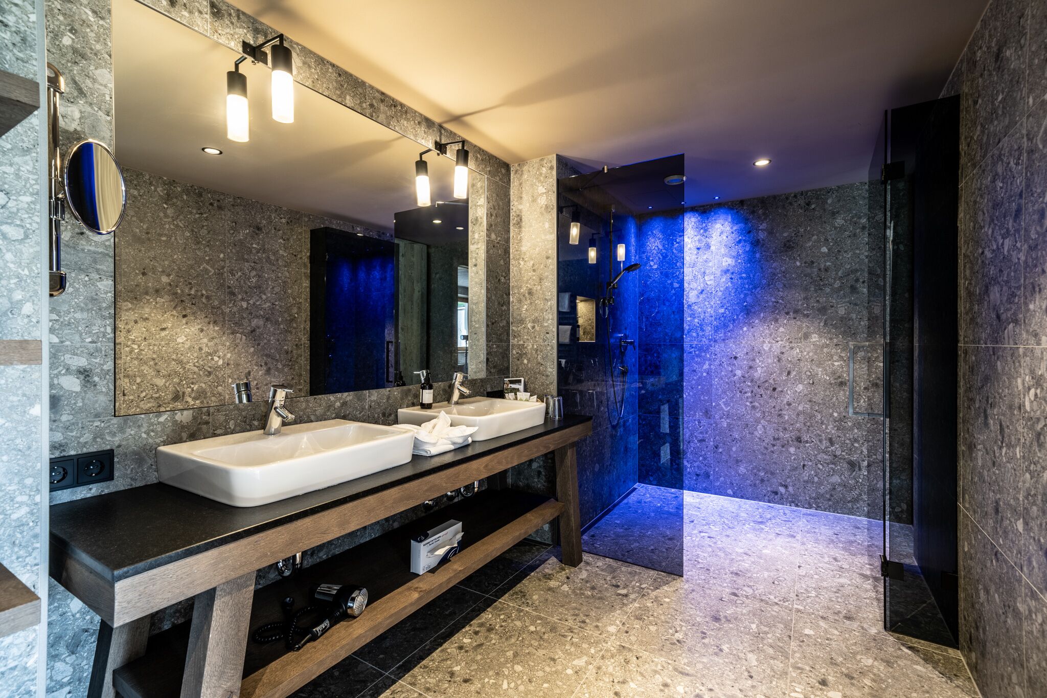 junior suite, 2 bedrooms | bathroom | shower, free toiletries, hair dryer, bathrobes